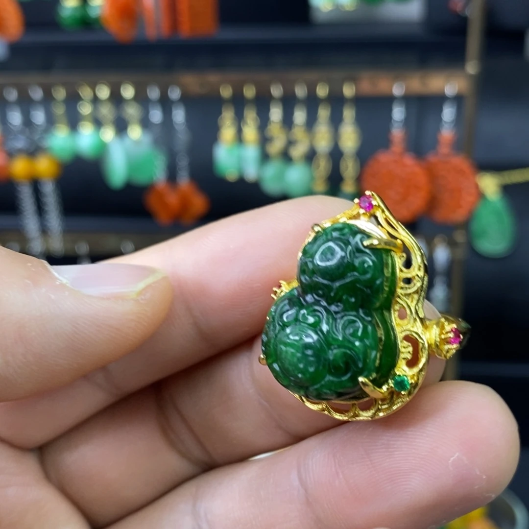 颈饰未镶嵌翡翠戒指