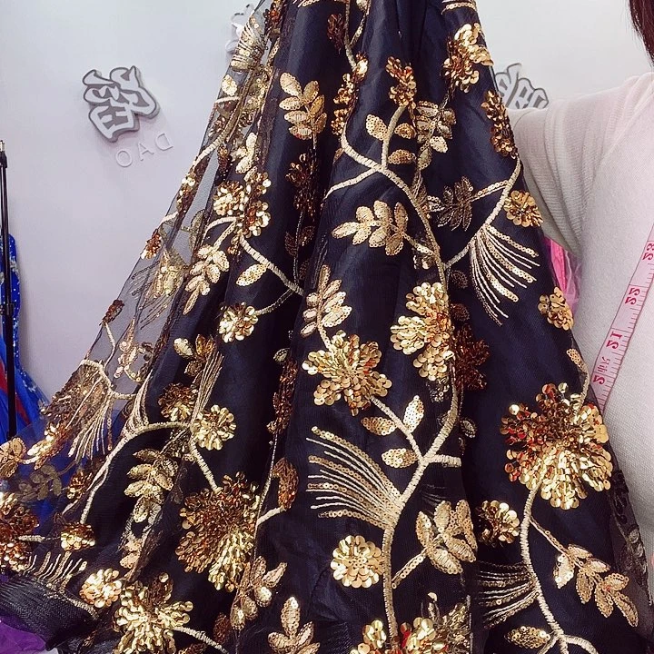 交谊舞和歌舞为主题展开