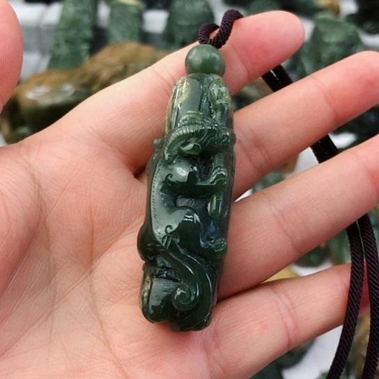 未镶嵌岫岩河磨玉（透闪石质玉）挂件