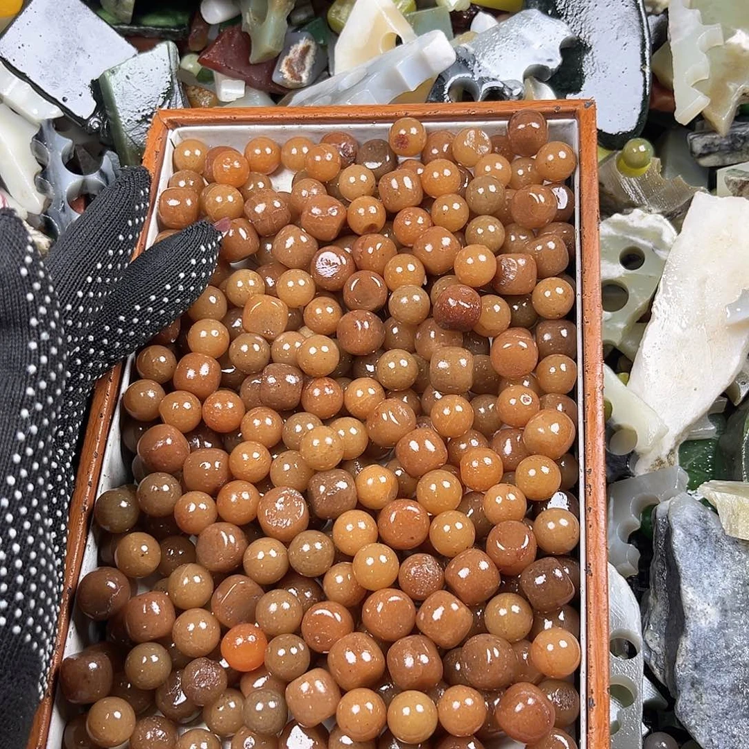 颈饰未镶嵌和田玉（糖玉）