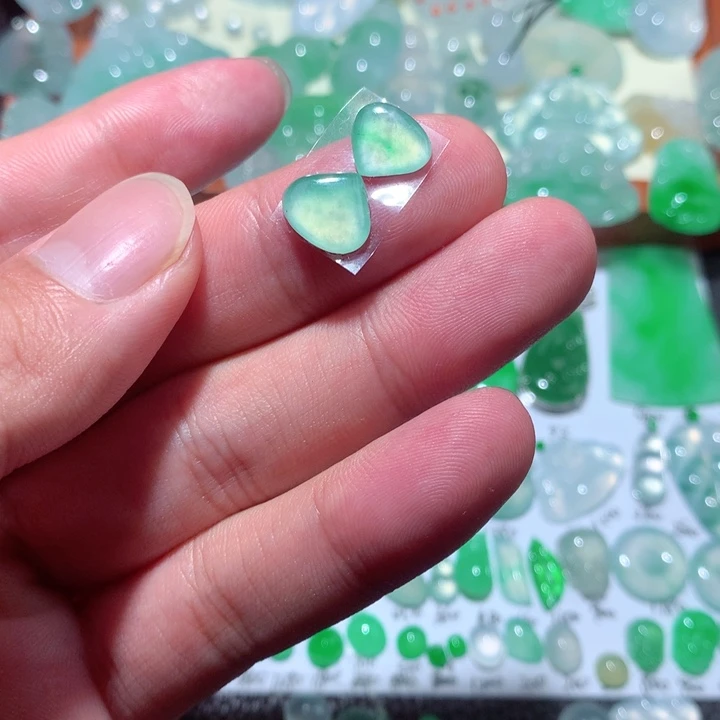 翡翠未镶嵌颈饰水滴