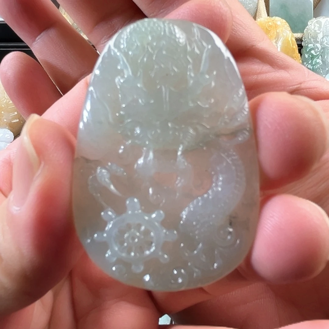 翡翠未镶嵌颈饰龙牌