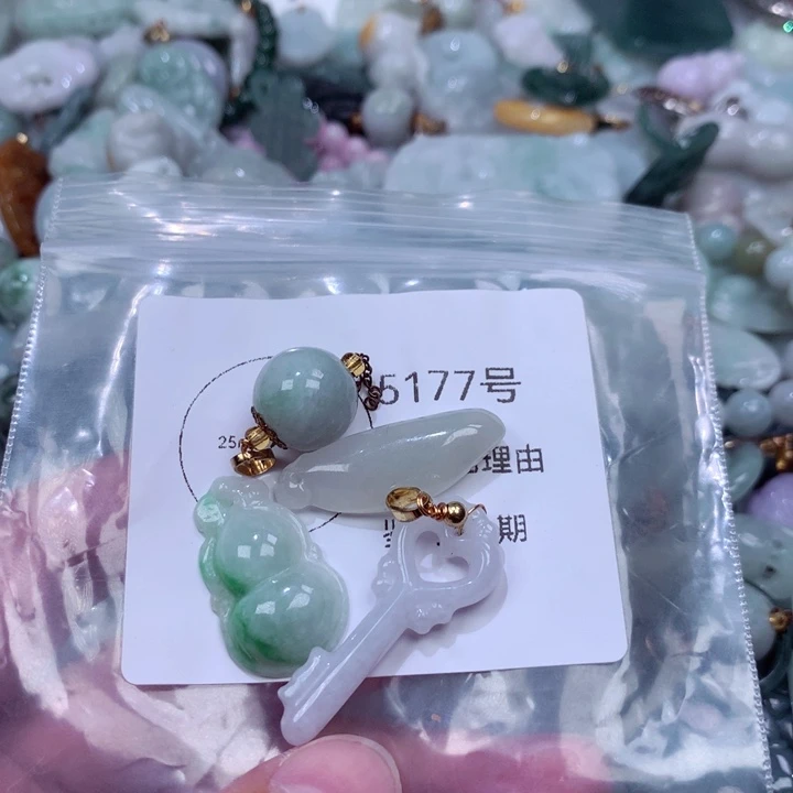 翡翠未镶嵌颈饰挂件