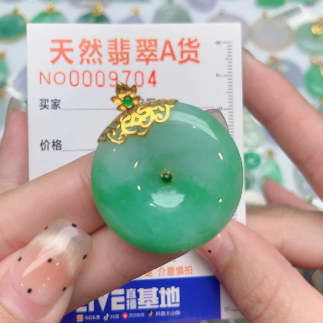 翡翠18K金镶嵌颈饰扣