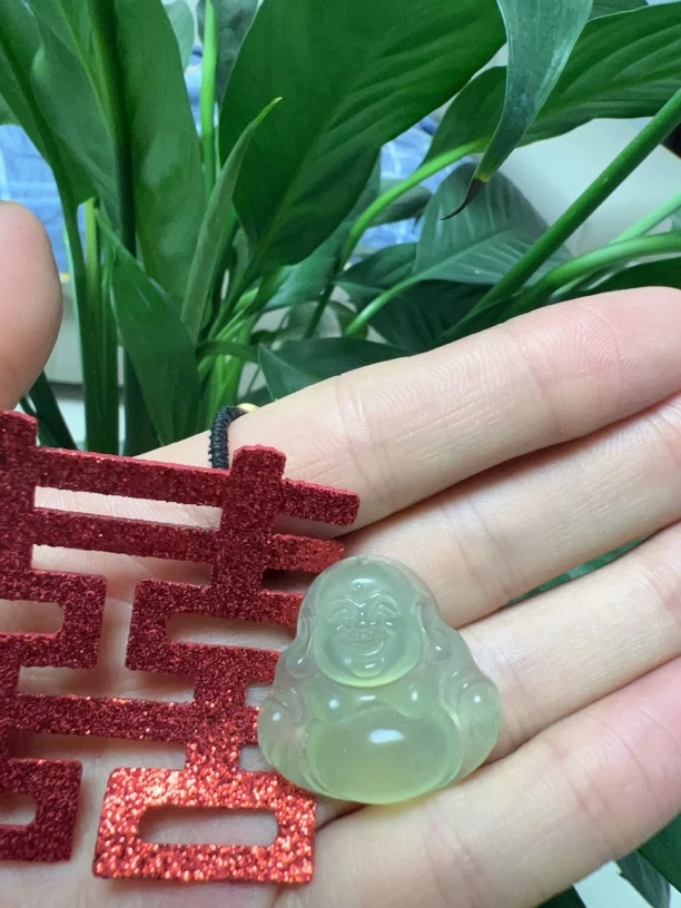 纯手工制作天然岫玉飘绿大肚佛