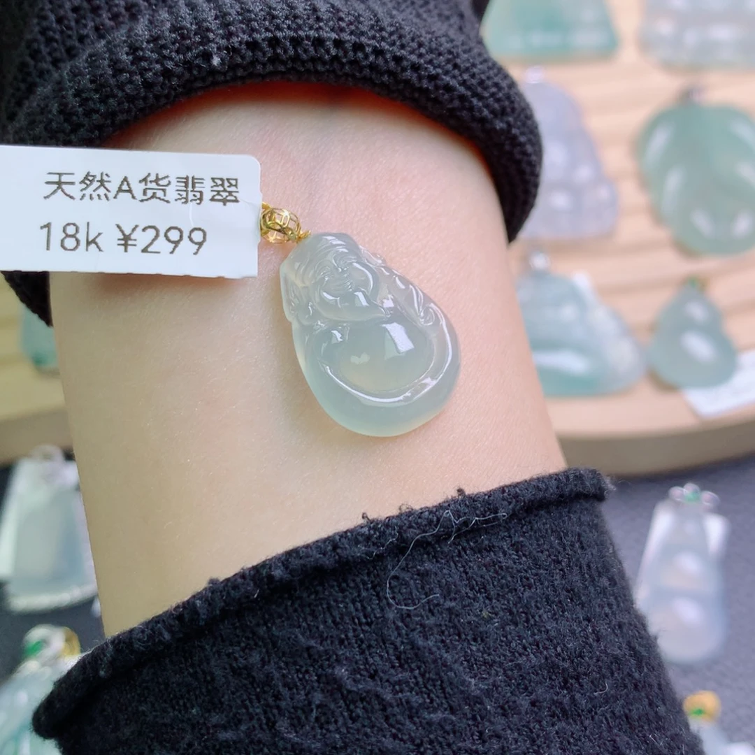 翡翠18K金镶嵌颈饰吊坠