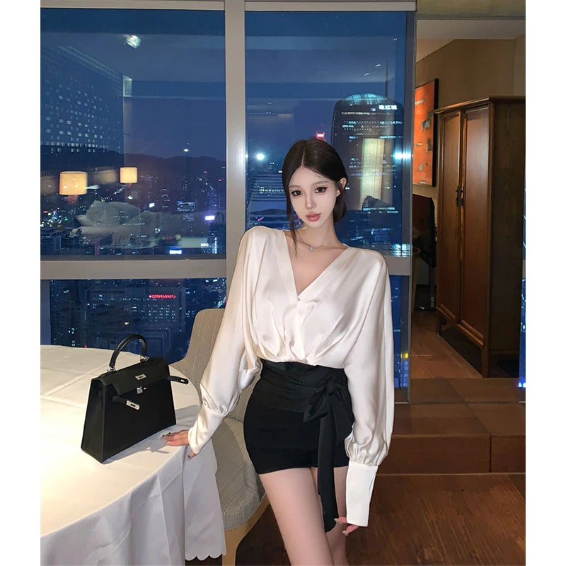 2025秋季新款撞色V领蝙蝠袖气质衬衫绑带收腰长袖上衣+高腰短裤女