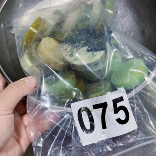 未镶嵌蛇纹石玉珠宝奇石
