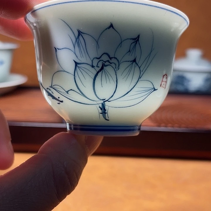 手绘荷花杯子一个