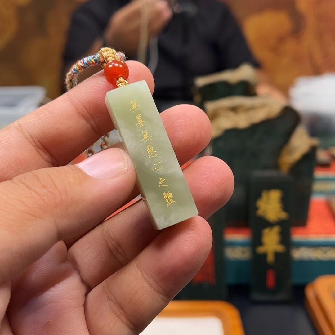 郑***子和田玉未镶嵌颈饰