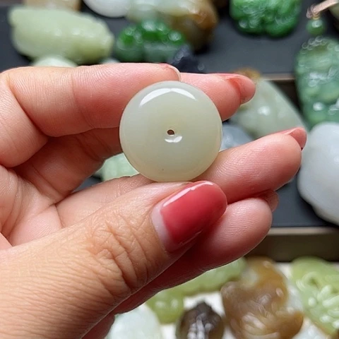 和田玉未镶嵌颈饰龍**人