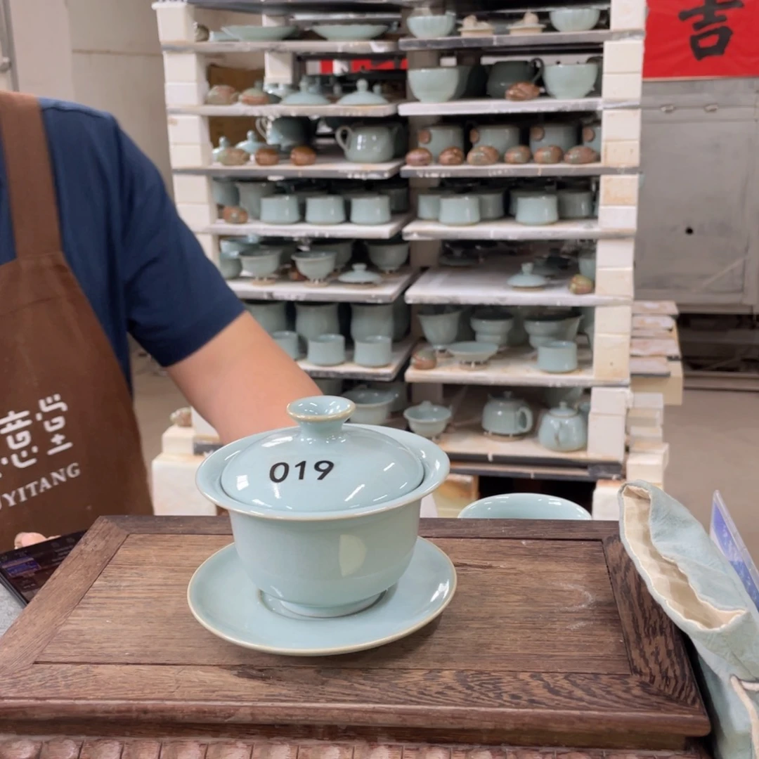 其他019天青手拉支烧元宝盖碗