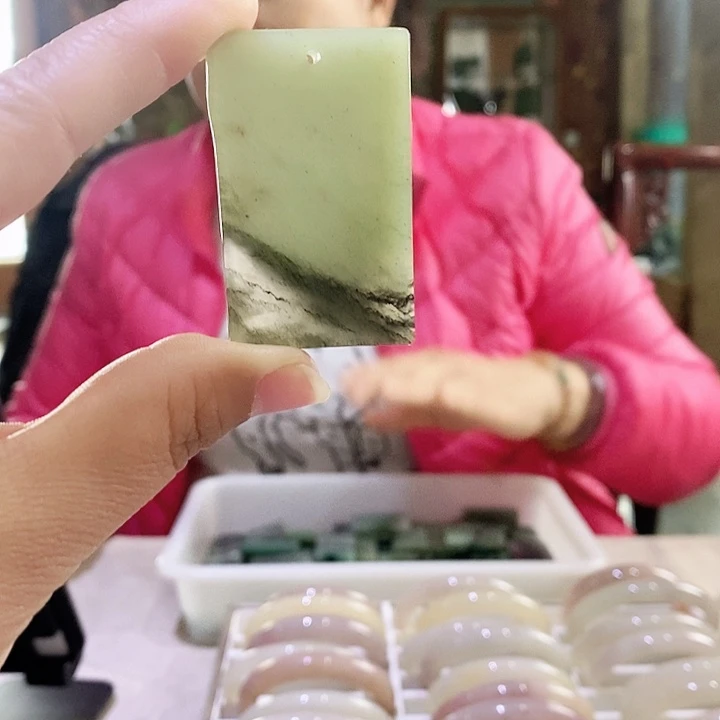 密玉（石英质玉）颈饰未镶嵌