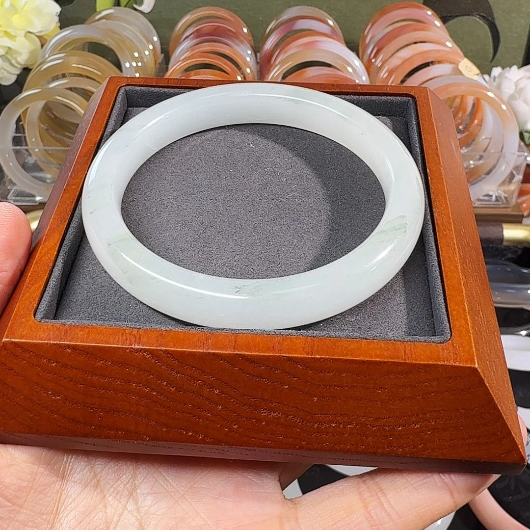 昕***阳石英质玉未镶嵌手镯