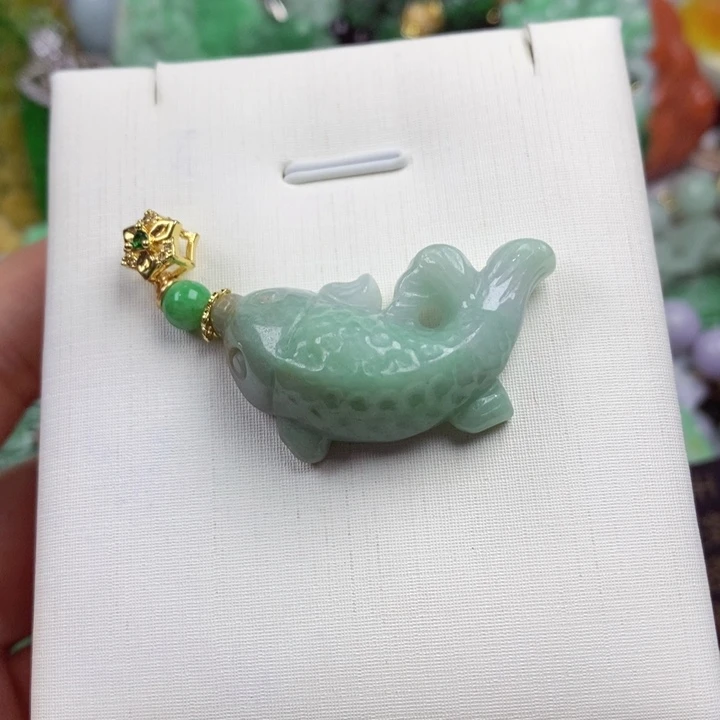 翡翠未镶嵌吊坠(赠链)