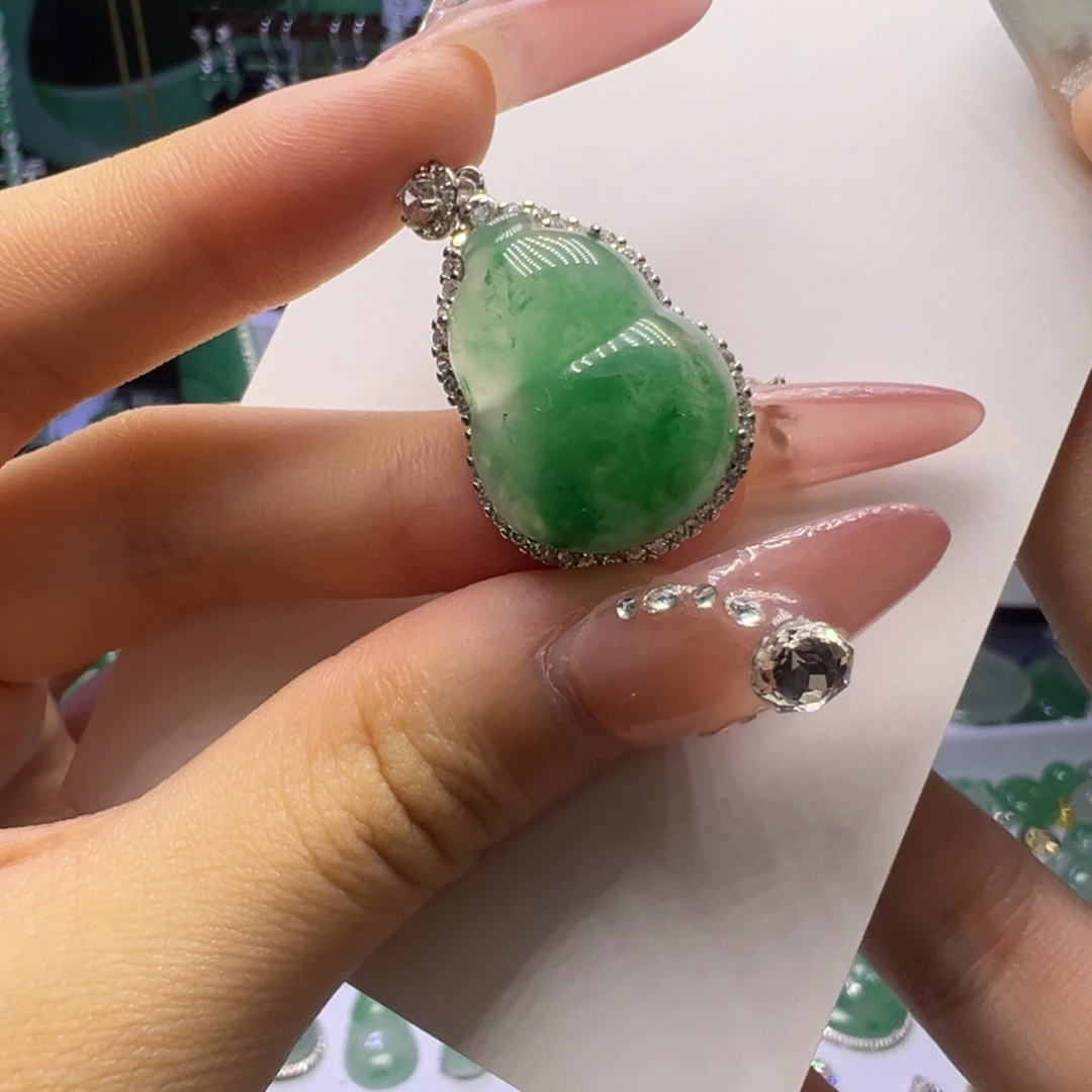颈饰未镶嵌石英质玉（非洲翠）