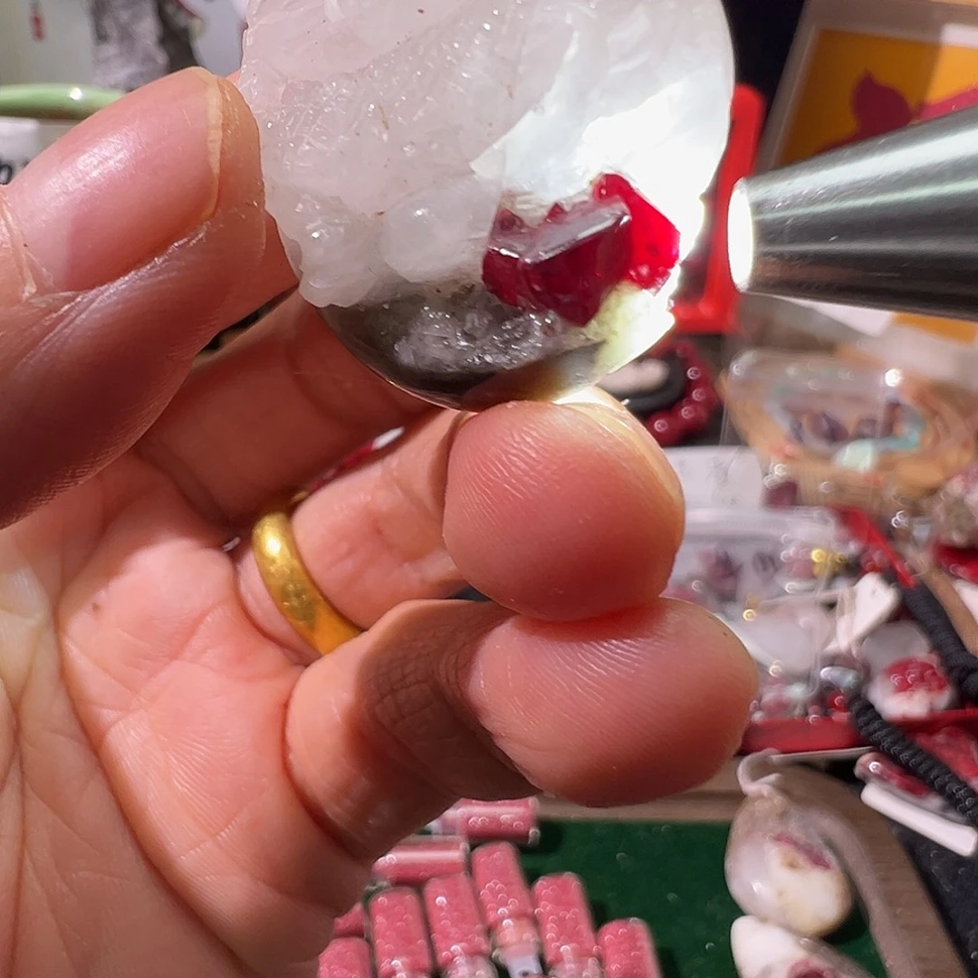 天然辰砂马仙溪水晶晶体麒麟雕刻