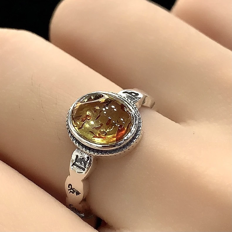 个性六字真言椭圆花珀戒指