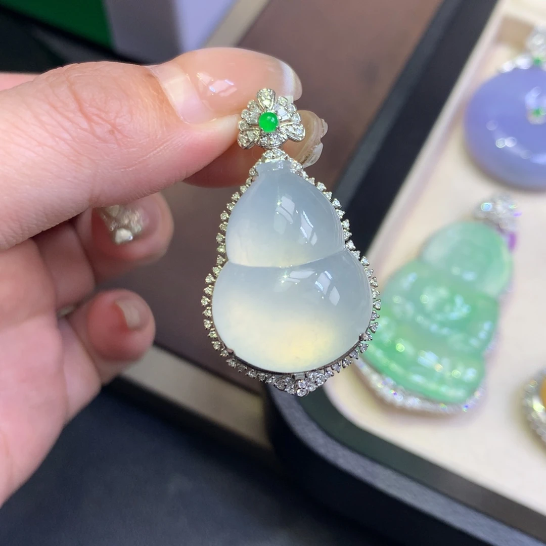 翡翠18K金镶嵌颈饰