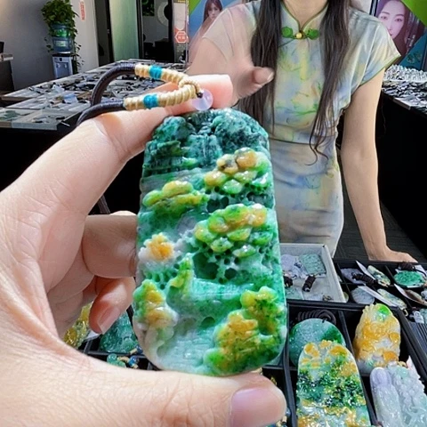 翡翠未镶嵌颈饰一个