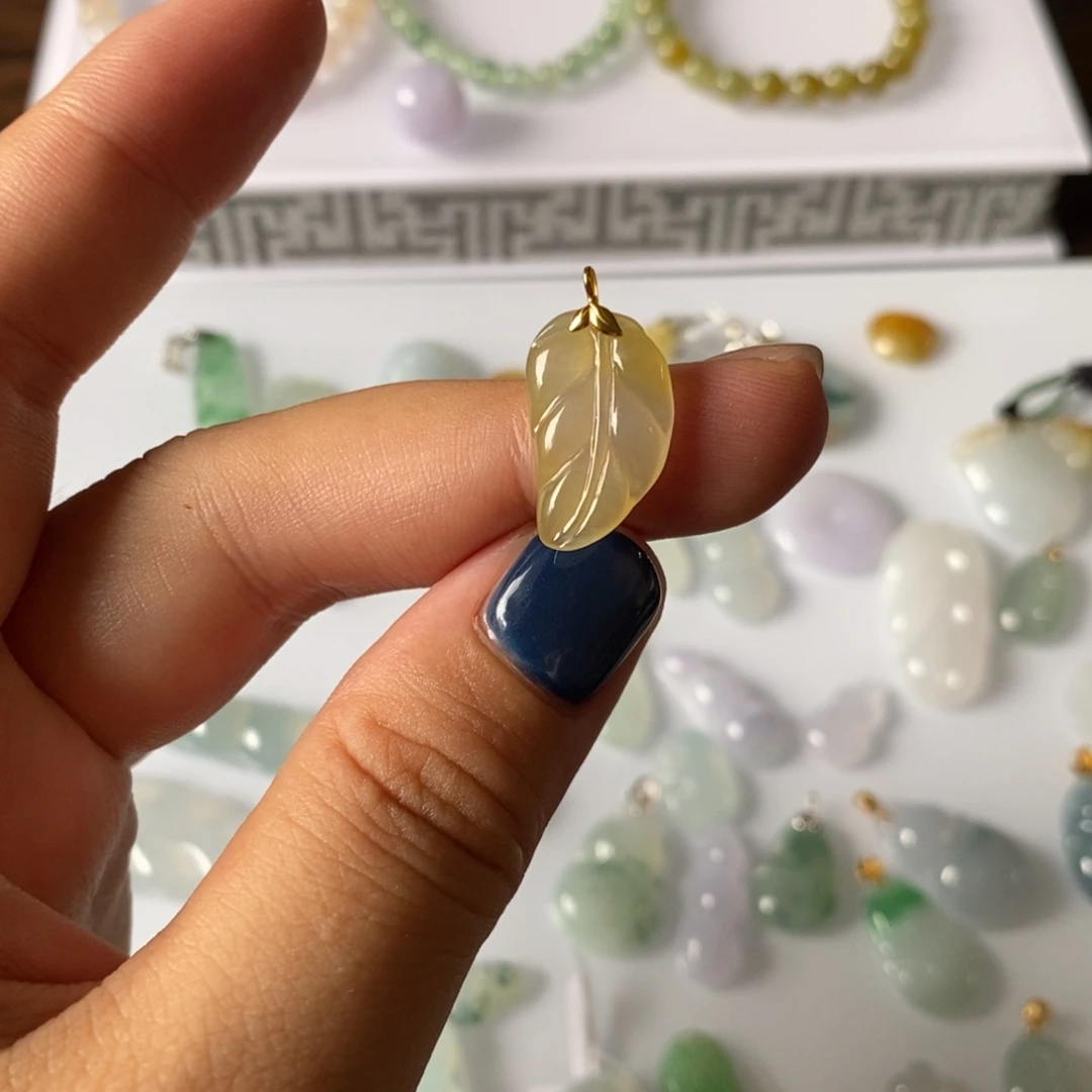 翡翠18K金镶嵌颈饰冰黄翡叶子