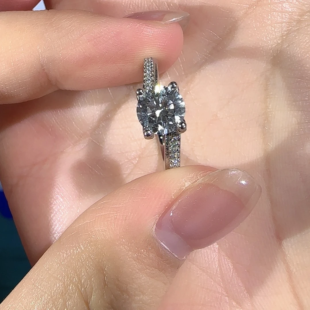 实验室培育钻石足铂镶嵌一克拉祥云牛头16圈口