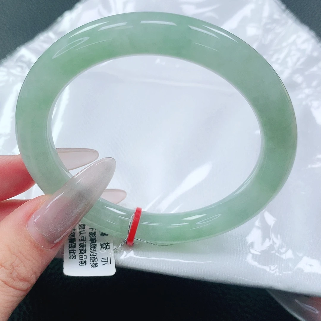 翡翠手镯未镶嵌56圈