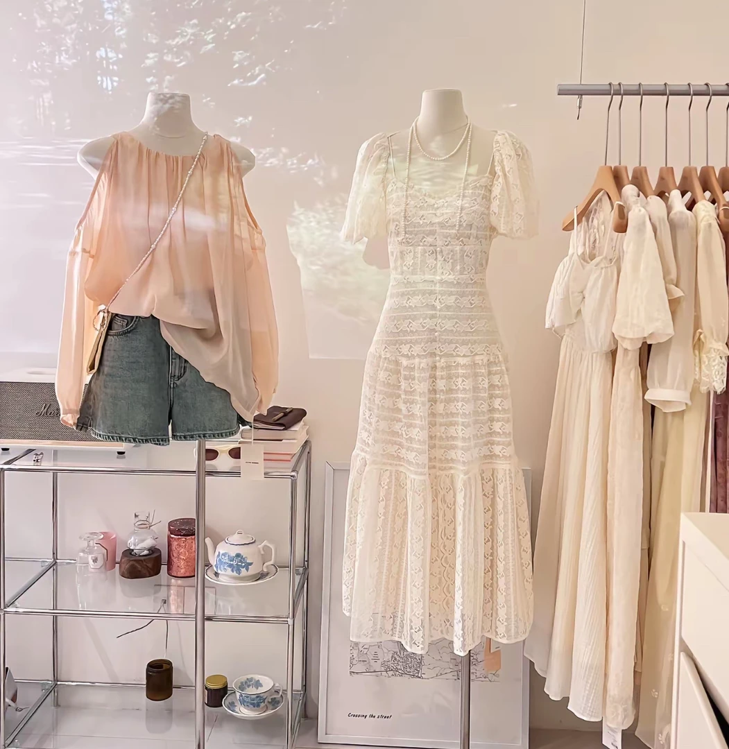 一字领镂空花纹压褶拼接连衣裙优雅设计小白裙