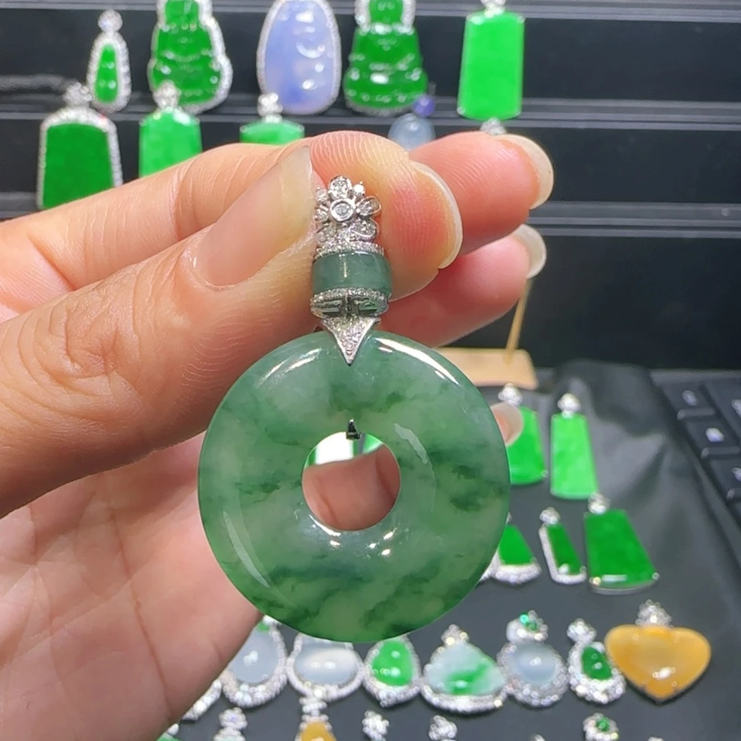 翡翠18K金镶嵌颈饰