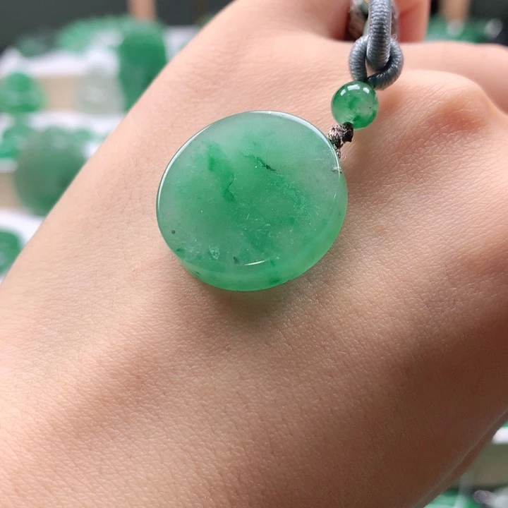 石英质玉未镶嵌颈饰天然非洲翠小包容