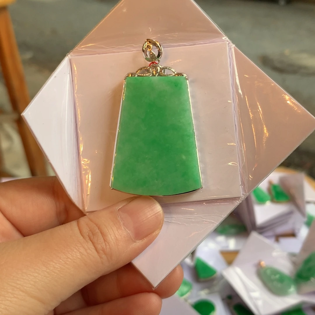 翡翠18K金镶嵌颈饰无事牌