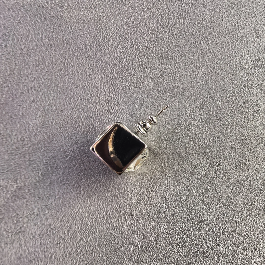 B886黑色交叉银色方块闪闪耳钉耳饰