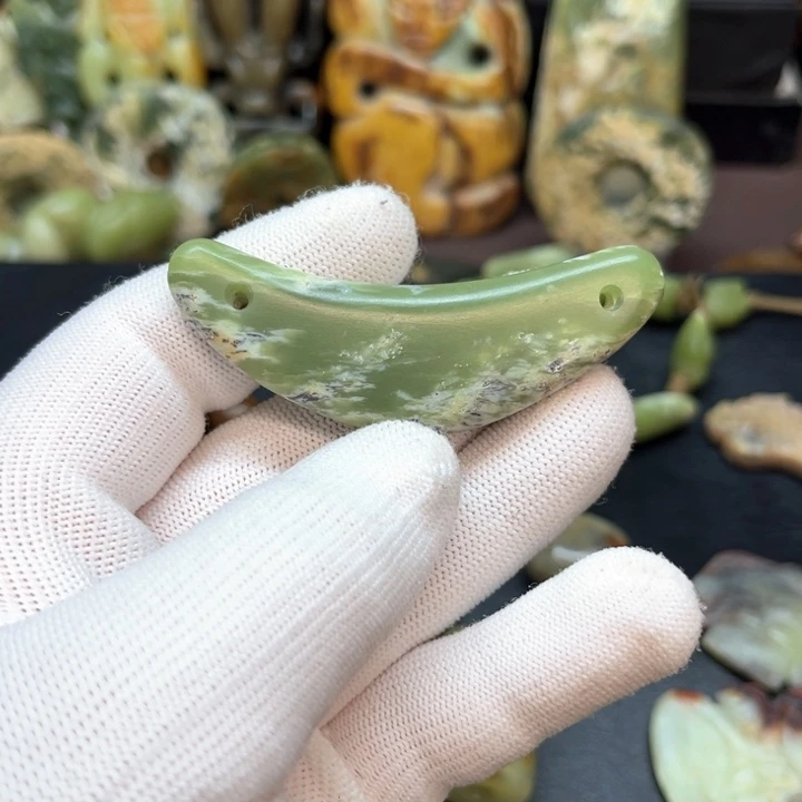 未镶嵌岫岩河磨玉（透闪石质玉）车挂