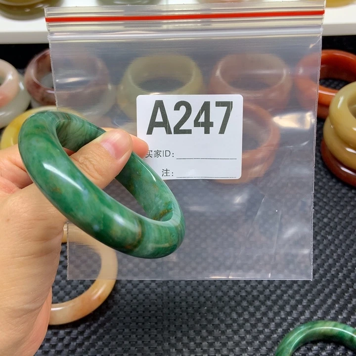 未镶嵌手镯石英质玉吒*
