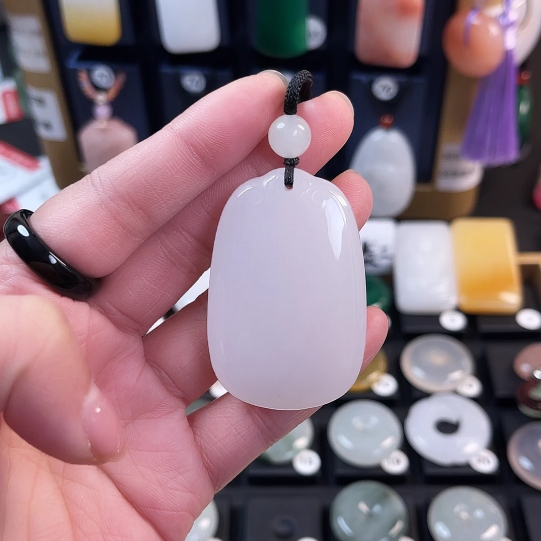 颈饰未镶嵌石英质玉相****笑