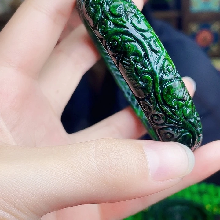 翡翠未镶嵌颈饰多样性60.3