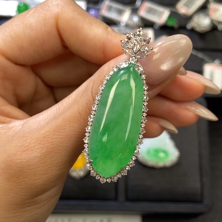 颈饰18K金镶嵌翡翠