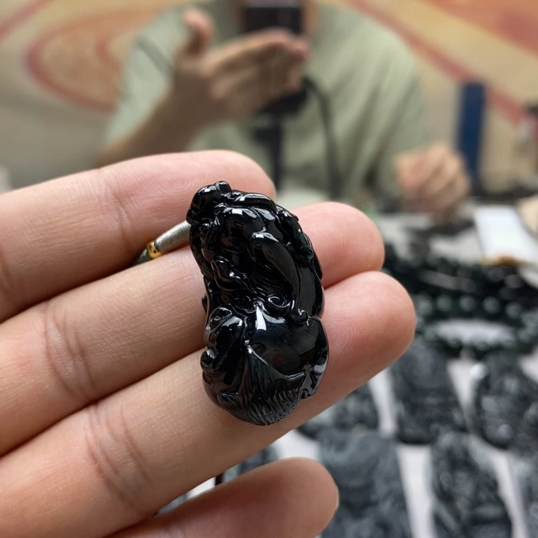 翡翠未镶嵌颈饰貔貅