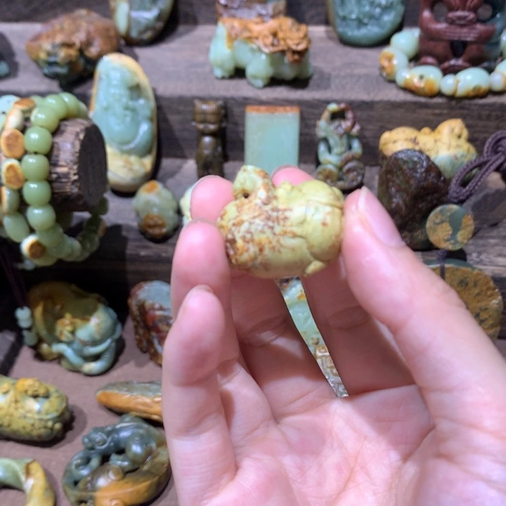 未镶嵌岫岩河磨玉（透闪石质玉）挂件迪*