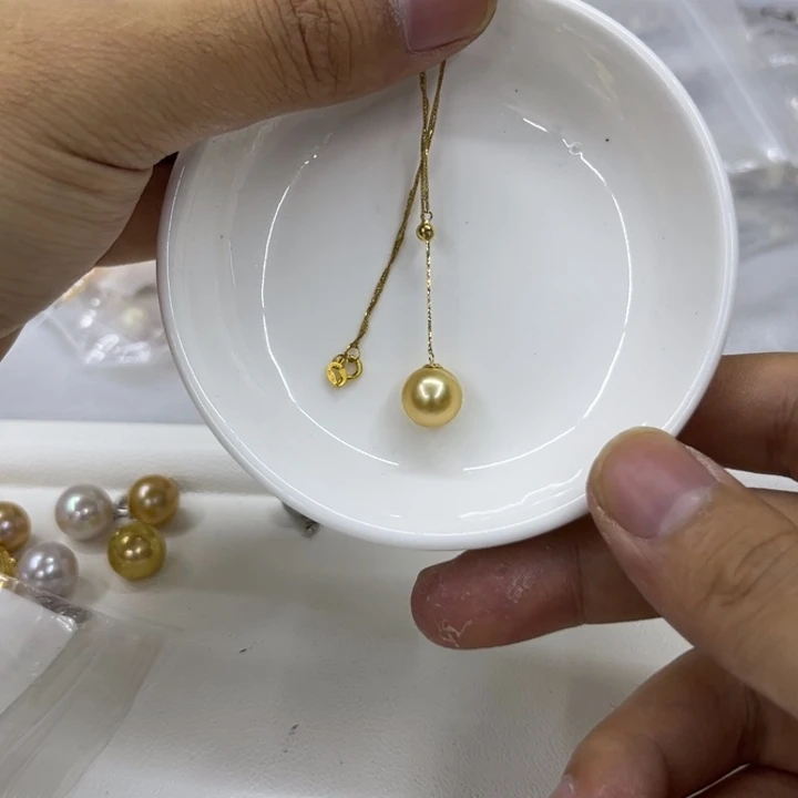 无非金属金色吊坠