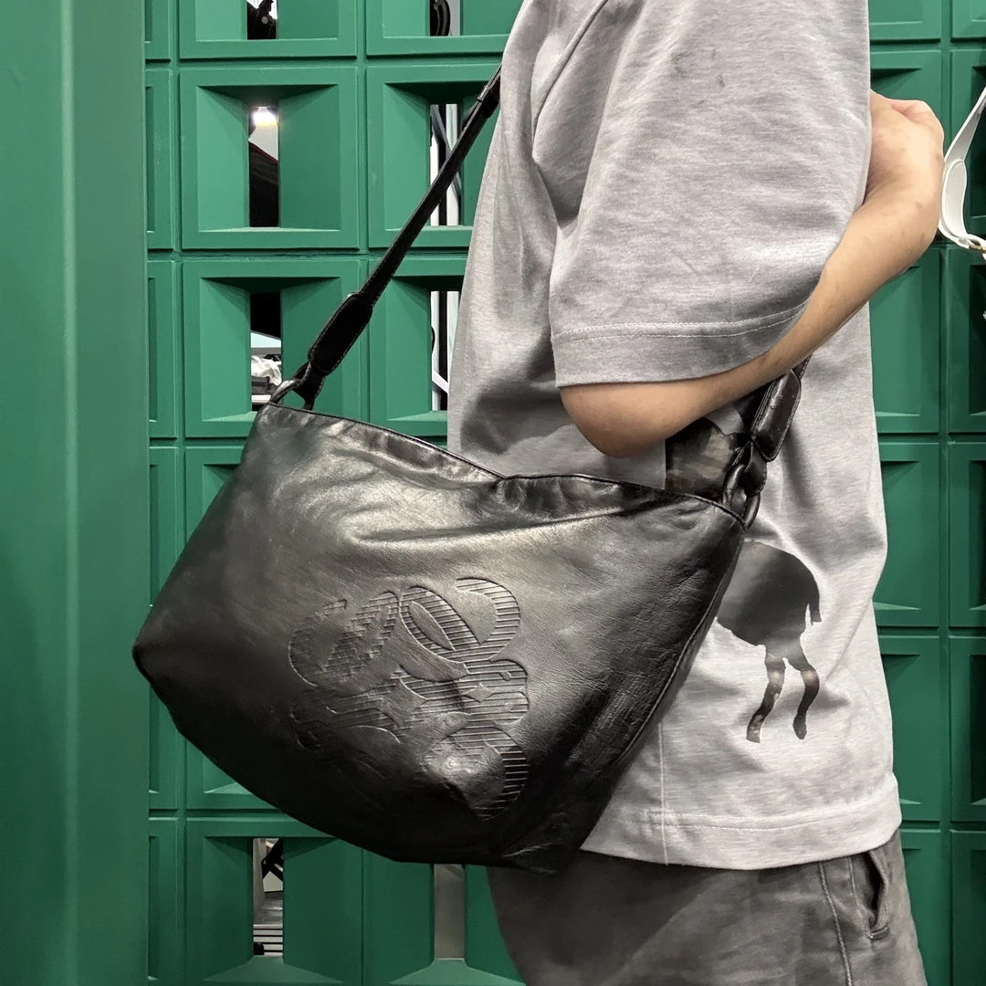 95新 LOEWE/罗意威 【龙】黑色单肩斜挎包
