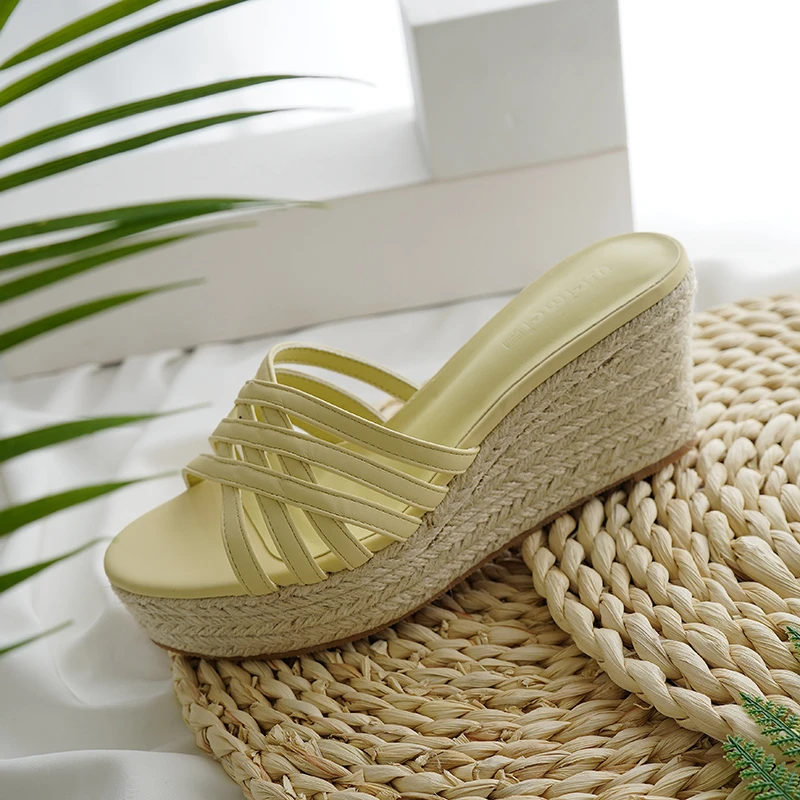 黄色坡跟鞋女2025新款草编坡跟拖鞋女夏外穿厚底高跟拖鞋凉鞋藤编