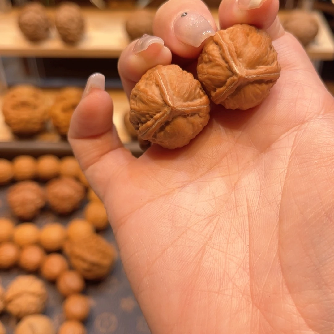 文玩核桃把件红皮三棱手捻