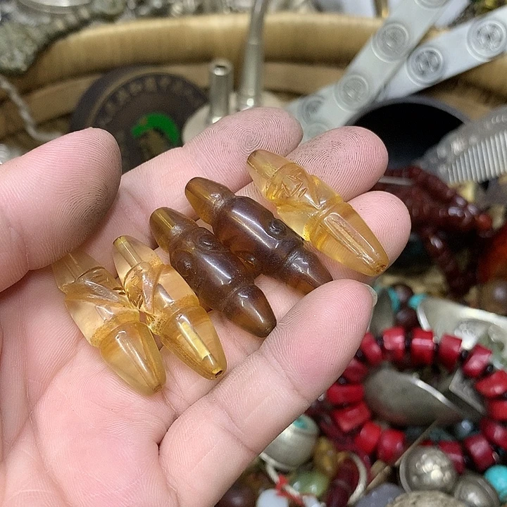 孙***举一物一拍琉璃珠珠