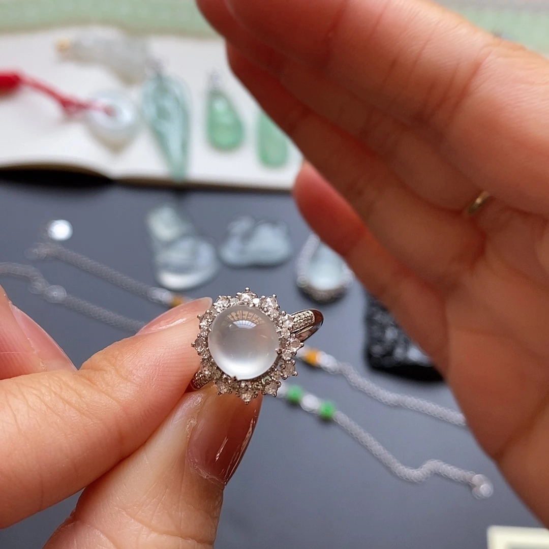 翡翠颈饰18K金镶嵌冰起光蛋面戒指