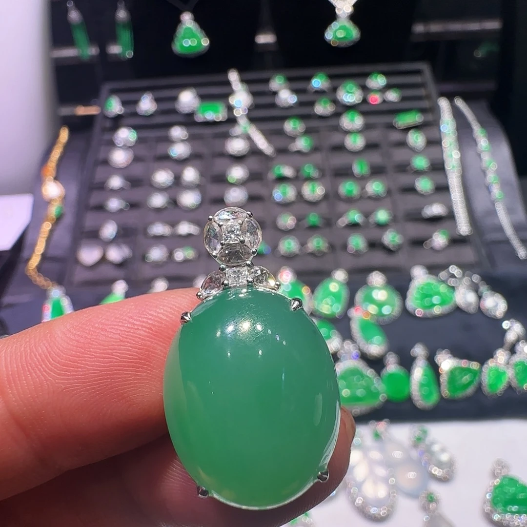 翡翠18K金镶嵌颈饰