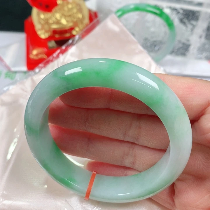 翡翠手镯未镶嵌   编号0245 正圈53+