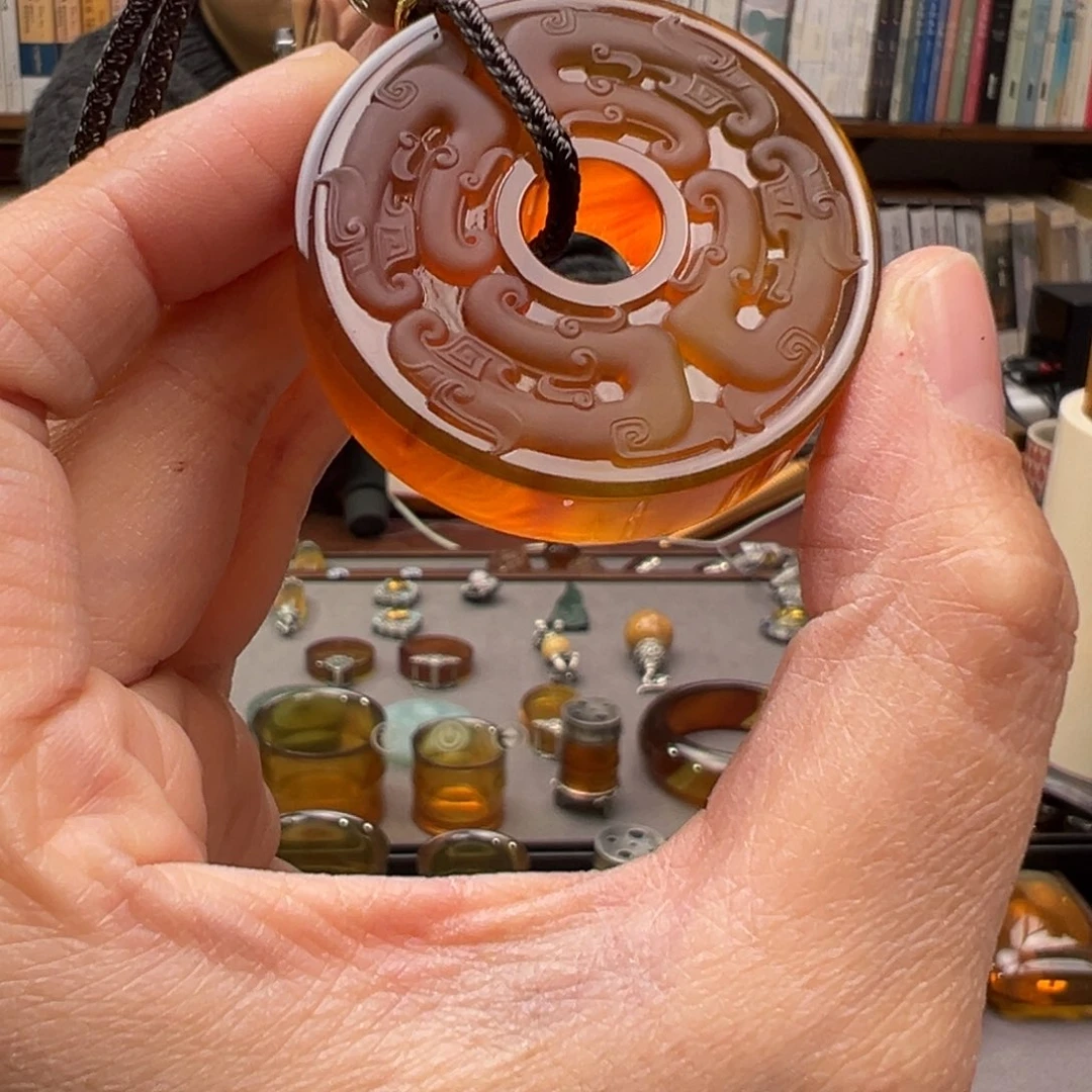 琥珀颈饰未镶嵌龙纹壁