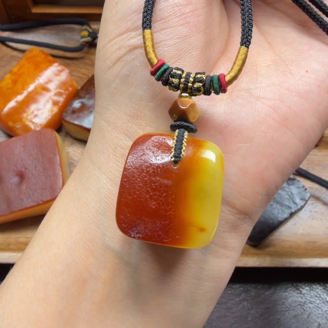 琥珀未镶嵌吊坠(赠链)