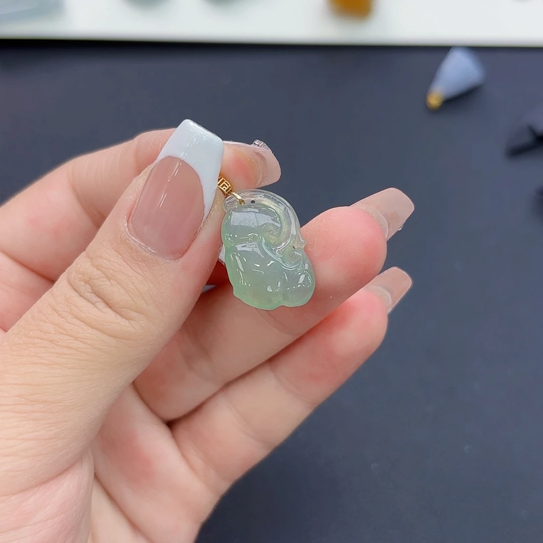 翡翠颈饰18K金镶嵌如意吊坠